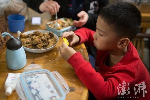 一年级小学生的繁忙周末 上7门兴趣班 (组图)