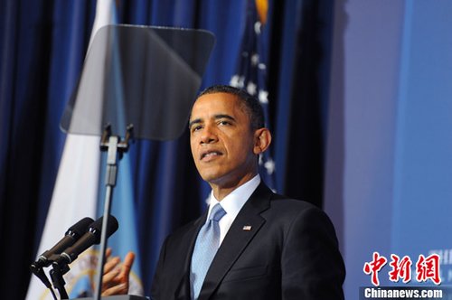 12月5日，奥巴马在解决“财政悬崖”间隙抽空出席了在华盛顿举行的一场部落会议。在美国所谓的“财政悬崖”问题迫在眉睫之际，奥巴马政府放出狠话，若共和党不接受对富人加税，政府宁愿选择“跳下悬崖”，此前白宫已下令联邦政府做好“跳崖”的应对准备。中新社发 吴庆才 摄