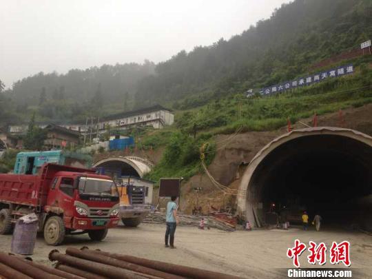 贵州石阡县甘溪镇瓮安县至江口县高速公路两天窝隧道坍塌 多人被困