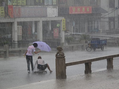 Bilder des Tages - Gewitter, alter Bettler, das Mädchen und ihrem Regenschirm