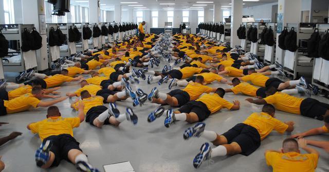 老年用品_外媒:美国海军放宽体脂比例要求 或