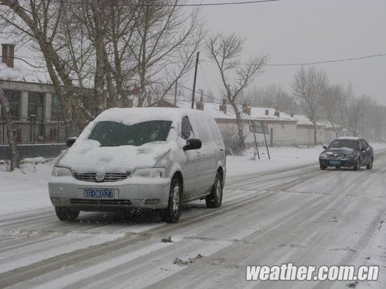 北方多地遭暴雪低温袭击 数省高速公路关闭(图)