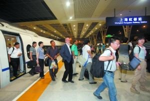 昨日，京沪高铁列车到达上海站，乘客陆续从车内走出。本报记者 郭铁流 摄