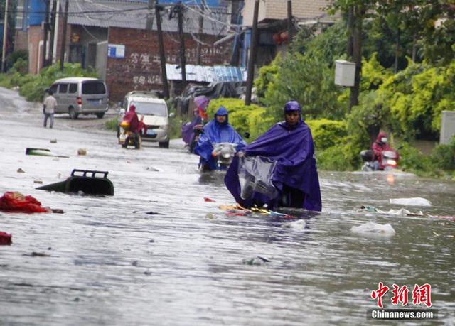 广西多地暴雨成灾 未来两天雨势更强