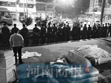 河南郑州多家商铺遭百余不明身份人员打砸(图)
