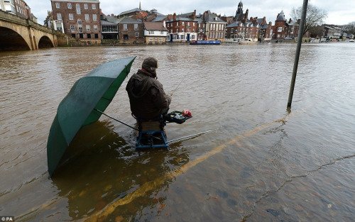 英国遭恶劣天气袭击 2人亡逾816户住宅被淹(图