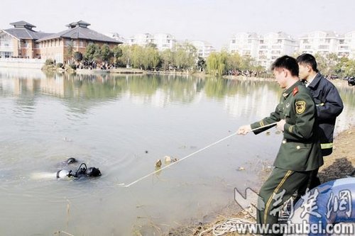 情侣湖边争吵女孩赌气跳水 男友入水相救溺亡