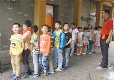 杭州一迷你学校740名师生共用一厕所 孩子憋到尿裤子