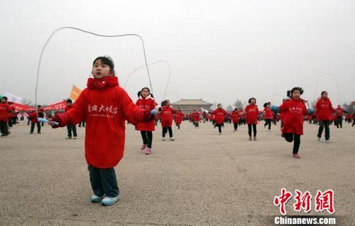 西安4086名市民刷新吉尼斯世界集体跳绳纪录