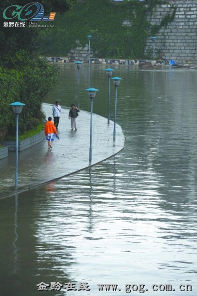 贵阳遇暴雨致市内河流流量加大 水位超警戒