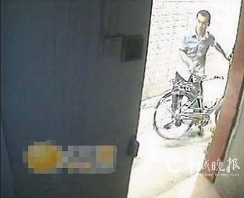 “淡定哥”偷东西如搬家 网友发帖通缉(组图)
