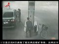 视频：浙江一男子加油后拒绝付钱扯断油枪逃跑