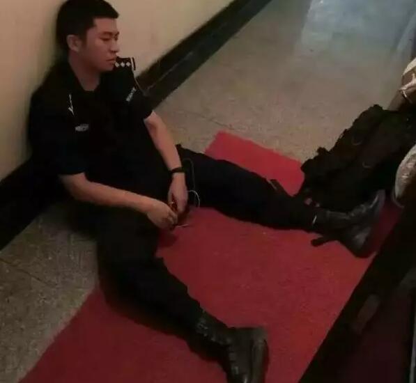 为服务杭州G20峰会，武汉市公安局全体民警停止休假，全警动员。力保武汉社会治安大局稳定，以策应杭州G20峰会。