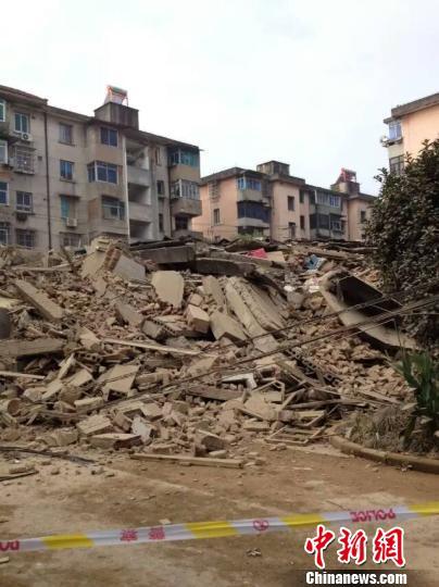房屋倒塌现场 周楷华 摄
