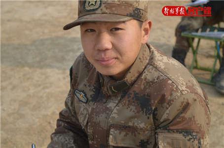 北京卫戍区狙击手比武出大黑马 近视眼新兵夺冠