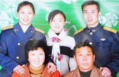 王亚平已婚且已生育,丈夫赵鹏也是一名飞行员.