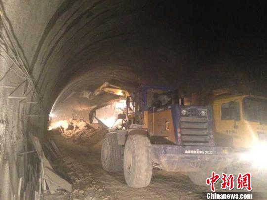 贵州石阡县甘溪镇瓮安县至江口县高速公路两天窝隧道坍塌 多人被困