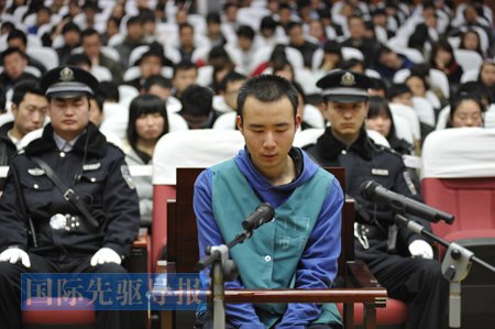 中国社会底线失守道德难寻 官员贪少点民众就已很满意(图)