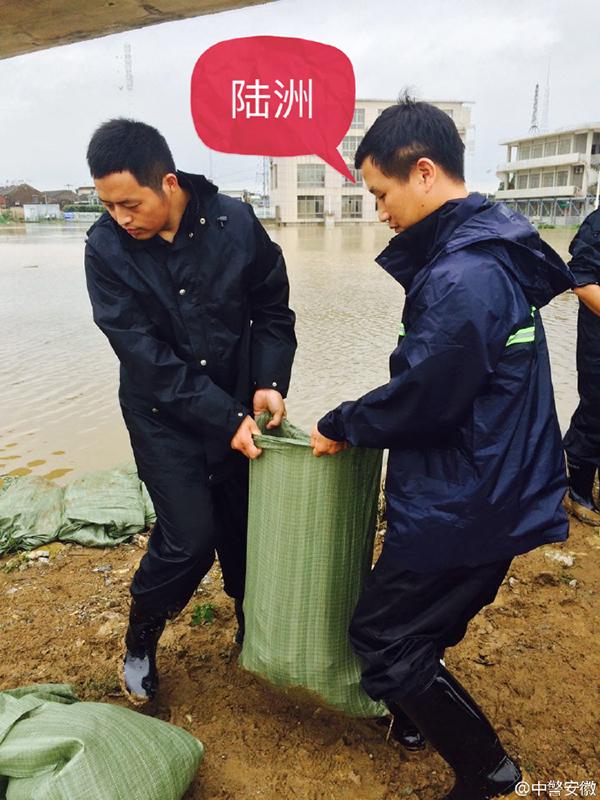 民警得知爷爷病危仍留抗洪一线 领导下命令：回家