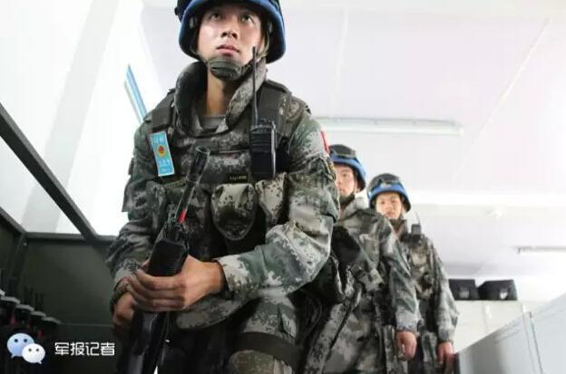 中国首支维和步兵营乘装甲猛士荷枪实弹巡逻