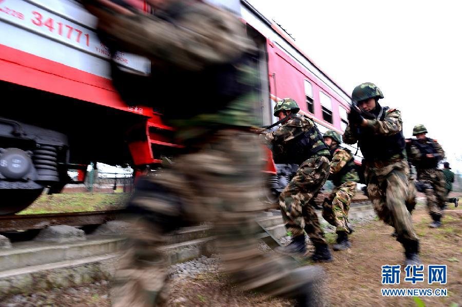 图片:重庆武警特战官兵进行列车反恐演练 - 谈