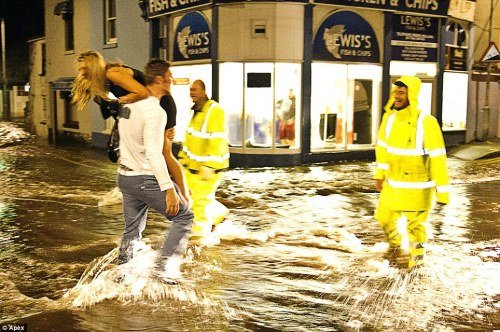 英国遭恶劣天气袭击2人亡逾816户住宅被淹图