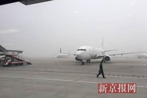 北京南苑机场因大雾停运 大批旅客滞留
