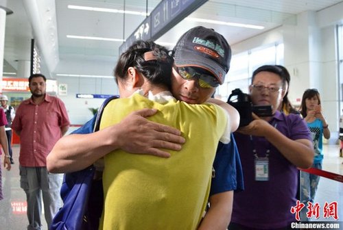 Zhang Jingchuan and wife are in the airport to be embraced