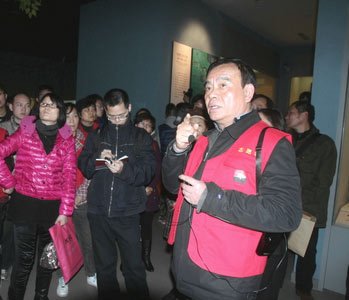 原浙江省长吕祖善退休后在博物馆当义务讲解员