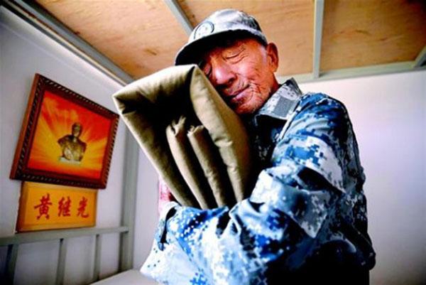 黄继光生死之交回忆：目睹他的脊梁被打烂