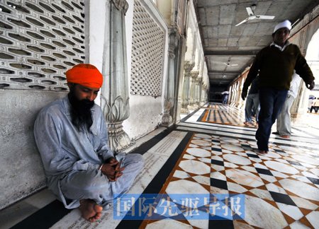 中国社会底线失守道德难寻 官员贪少点民众就已很满意(图)