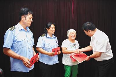 公交乘客纵火 司机售票员乘客处险各获万元奖励