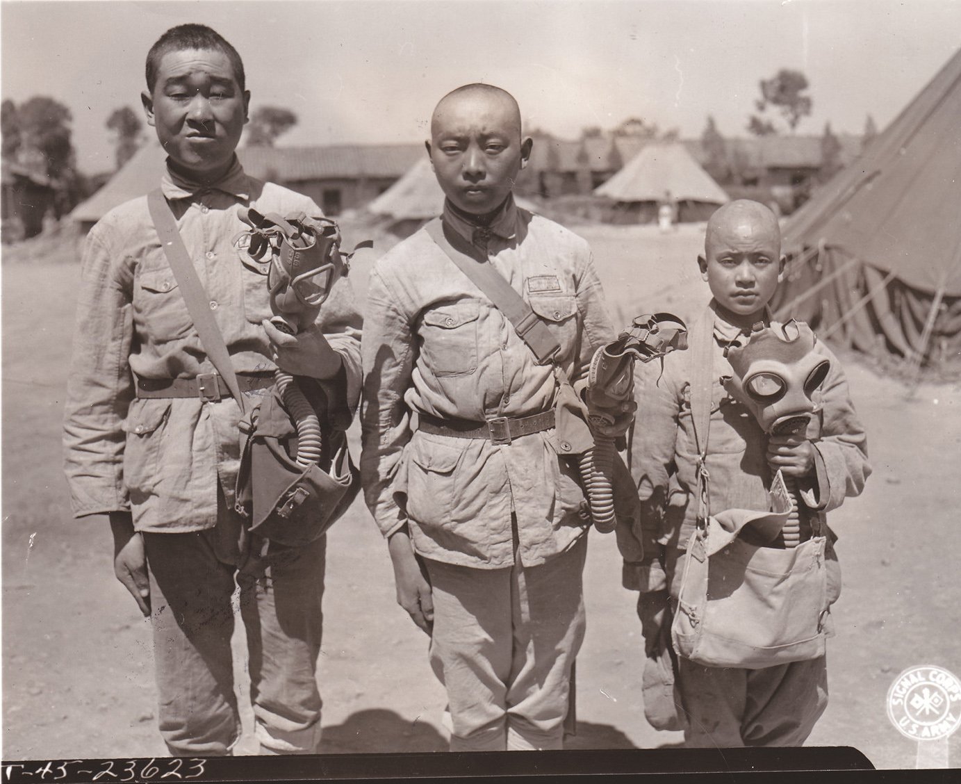 三个脸型大小不同的中国士兵正在测试不同类型的防毒面具。从左到右为:美式轻便型面具,美军现役防毒面具,英国制造防毒面具。西摩·萨摩雷尔一等兵拍摄于中国昆明,1945年4月17日。 三个脸型大小不同的中国士兵正在测试不同类型的防毒面具。从左到右为:美式轻便型面具,美军现役防毒面具,英国制造防毒面具。西摩·萨摩雷尔一等兵拍摄于中国昆明,1945年4月17日。