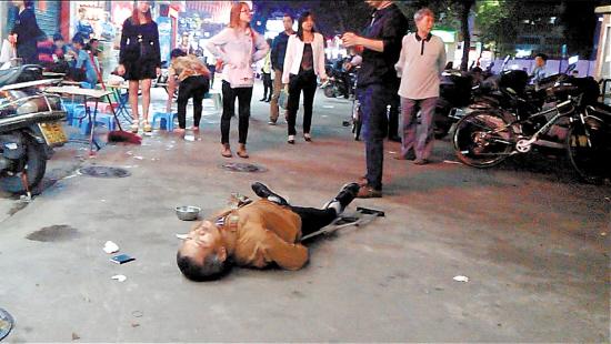 男子当街侮辱殴打60多岁乞丐 广场保安旁观全程_新闻_腾讯网