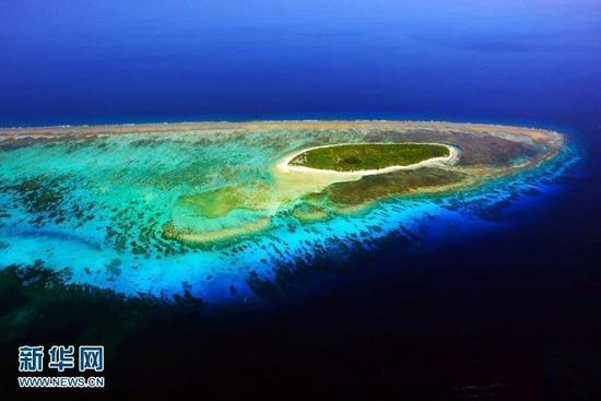 图为西沙晋卿岛犹如一条热带鱼，色彩斑斓。