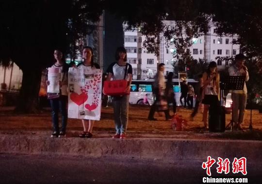 广西一大学女生患重病拒绝捐助 学生街头卖唱筹款