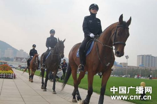 大连女骑警更新装备亮相街头(图)