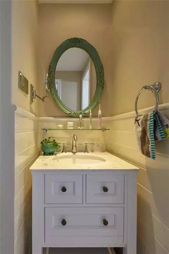 怎么装饰自己的床头柜 143137227.jpg