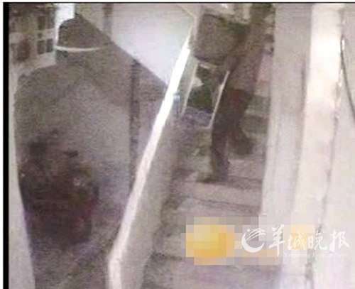 “淡定哥”偷东西如搬家 网友发帖通缉(组图)