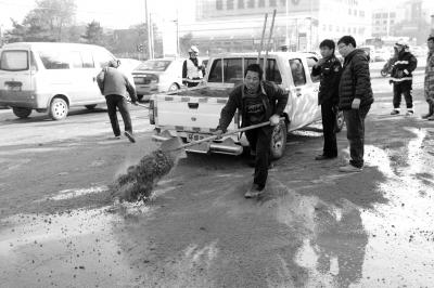 北京一柴油罐车泄漏 附近交通堵塞3小时