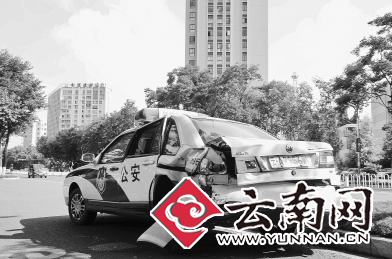 女子开宝马连撞两警车 疑因老公有小三受刺激