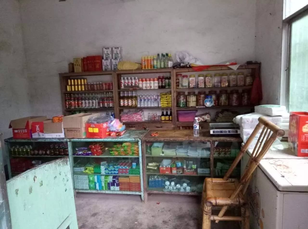 过房的杂货铺。文章写成半年后,今天再回去看时已经悄然发生改变,货物变多,也整齐了,期待是好的开始。 过房的杂货铺。文章写成半年后,今天再回去看时已经悄然发生改变,货物变多,也整齐了,期待是好的开始。