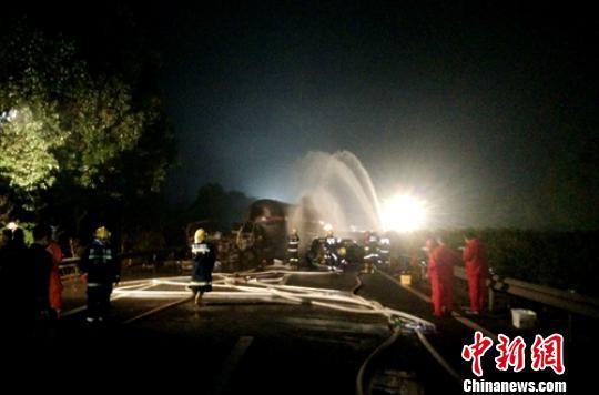 沪蓉高速多车追尾液化槽车爆燃 致6死10伤