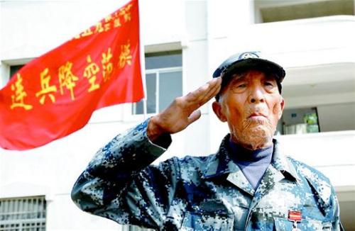 黄继光生死之交回忆：目睹他的脊梁被打烂