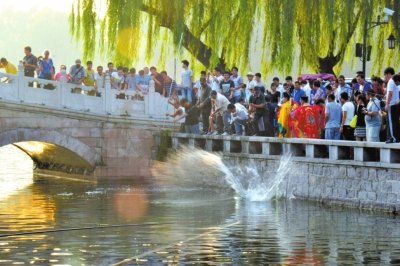 北京什刹海百余斤鱼放生时遭哄抢 2名围观者落水