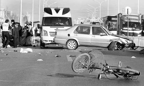 捷达车失控撞飞4名路边保洁员 致2死2伤(图)
