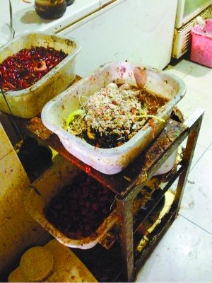 大学生揭打工餐馆黑幕:厨房脏乱臭