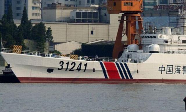 新式5千吨级海警船开赴南海某海域 履行练习任务