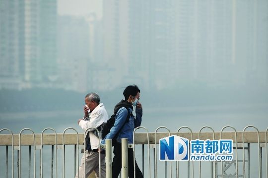 <p> 昨天，广州大桥上两人掩鼻而行，他们身旁的江面一片灰蒙蒙。当天空气重污染再次袭击珠三角地区，广州、佛山、东莞等珠三角多个地市出现灰霾天气，空气质量普遍在中度污染以上，广州甚至一度出现市中心区六成监测点空气质量指数呈现重度污染的情况。 南都记者 冯宙锋 摄</p>