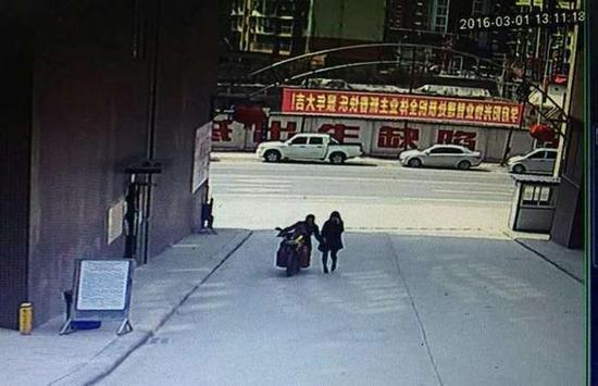 四川一男子骑摩托对过路女子“袭胸袭臀”(图)